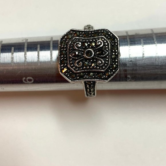 925 Sterling Silver & Marcasite Ring - SZ 7 1/2 - Picture 4 of 7